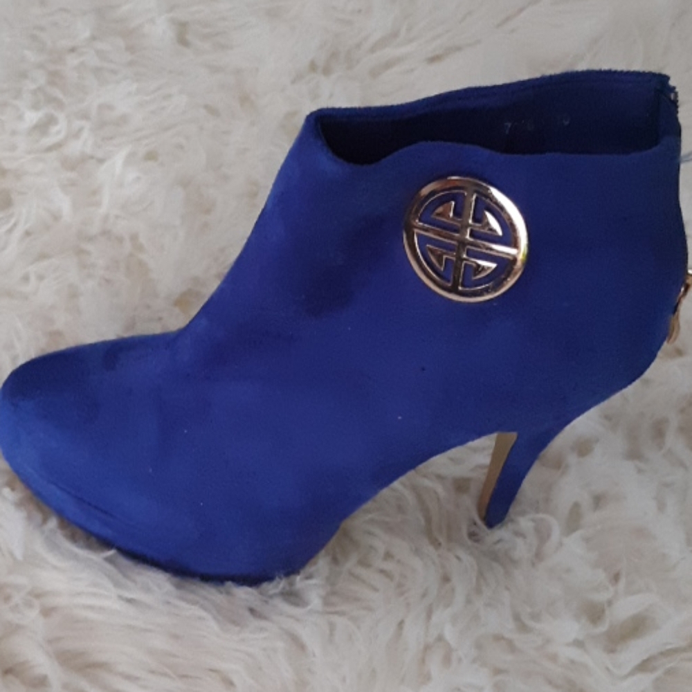 Royal blue ankle boots with gold emblem